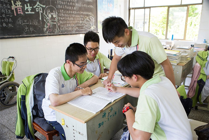 1536195614934435.jpg 陆新民-身残志坚的全国最美中学生.jpg