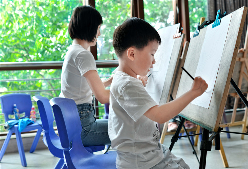 1536198018979231.jpg 方晓--妈妈和我一起学画画 拍摄时间和地点:2018年6月南浔区青少年宫画室:.jpg